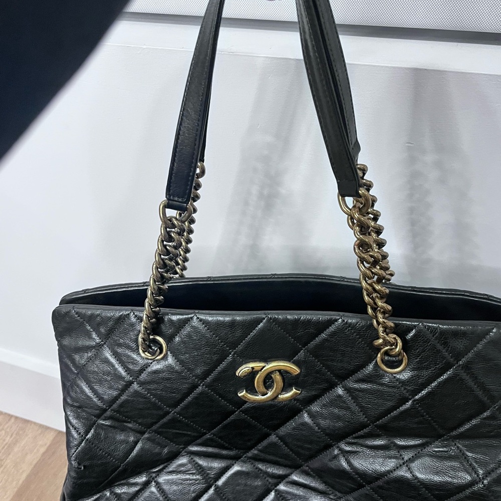 Chanel Black Quilted Shoulder Bag with Gold Accents - Picture 4 of 16